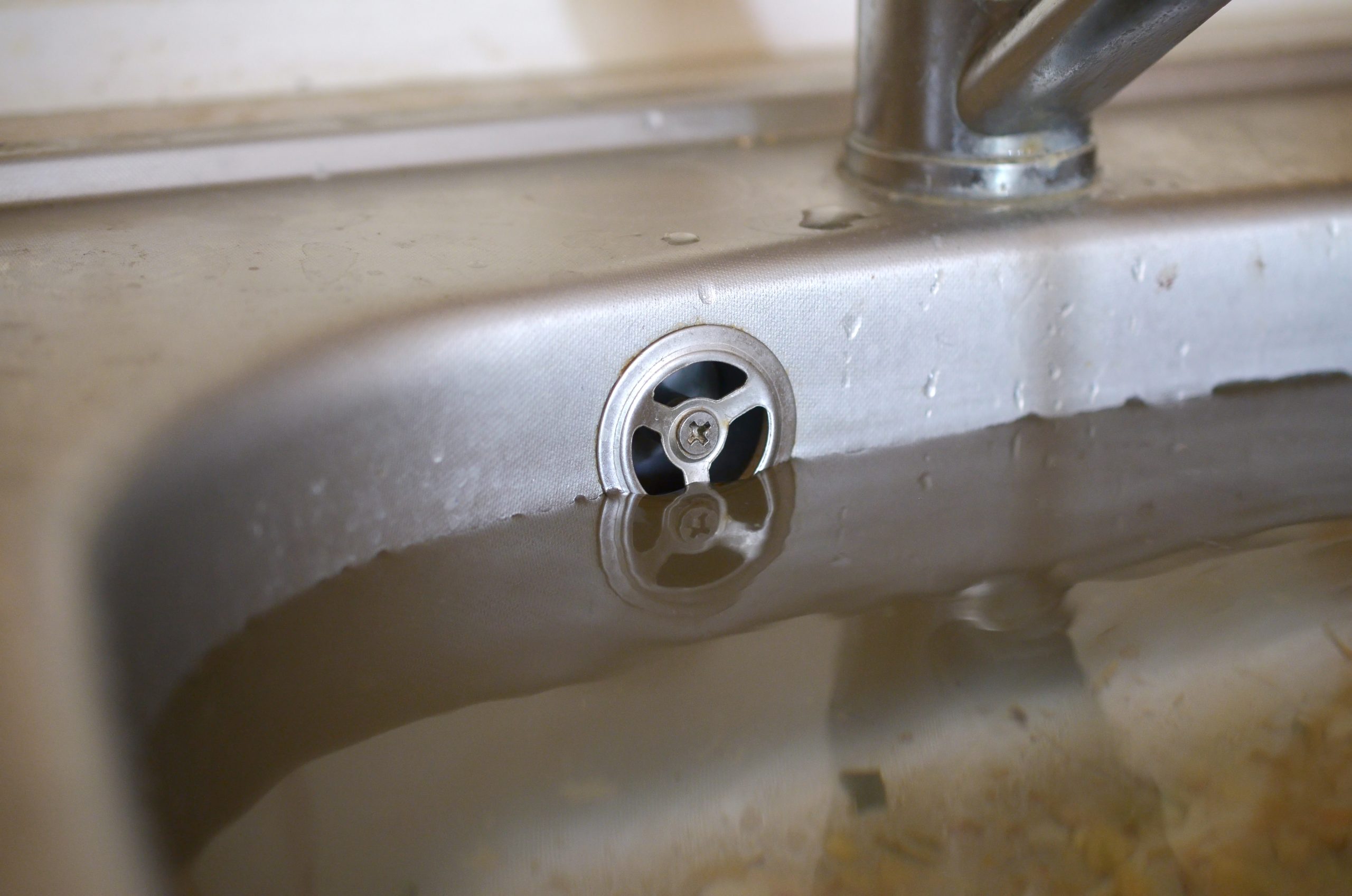 Un évier bouché qui a besoin de curage et de débouchage plomberie d'urgence à Lyon
