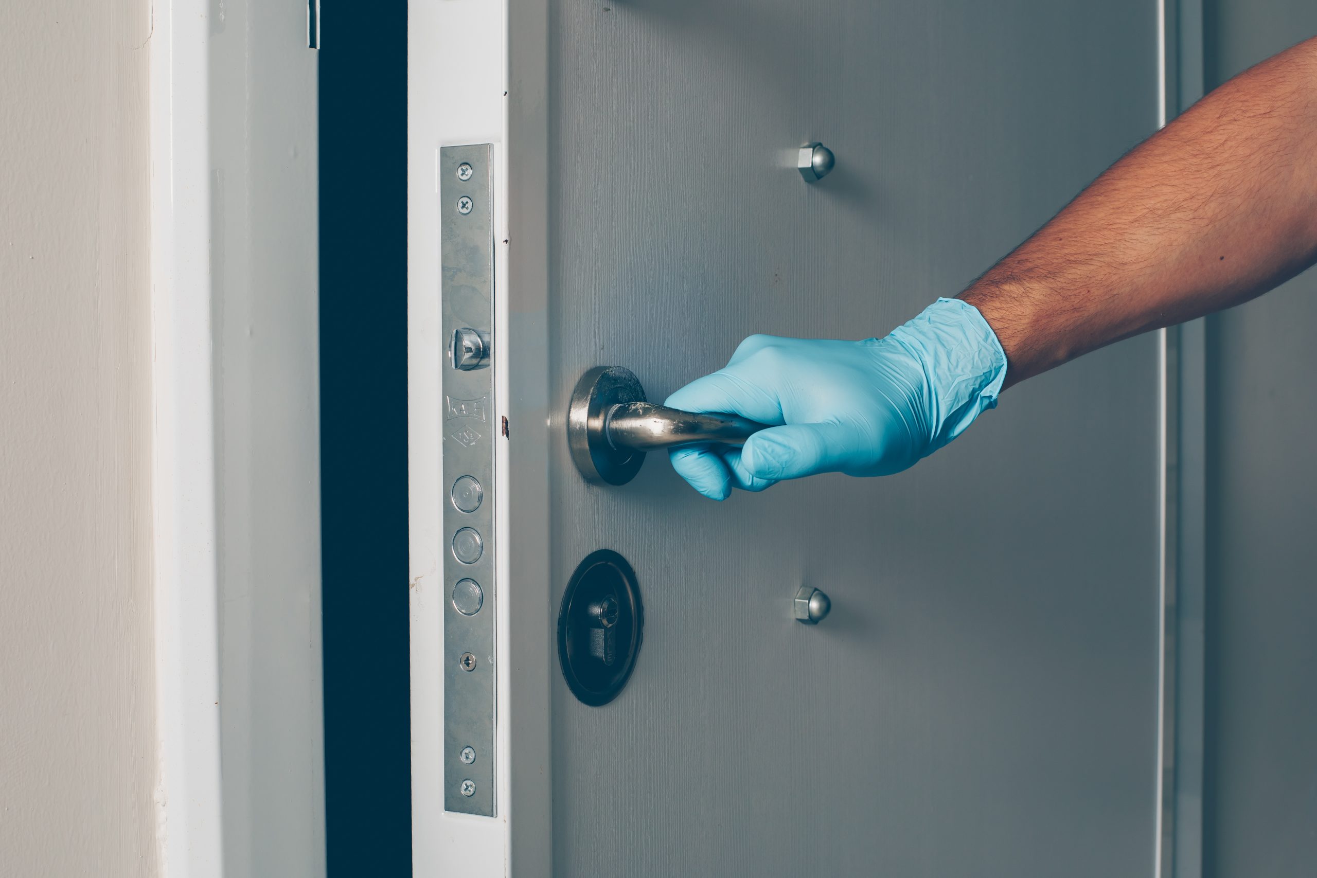 Porte claquée à Lyon : que faire et qui appeler enurgence ?